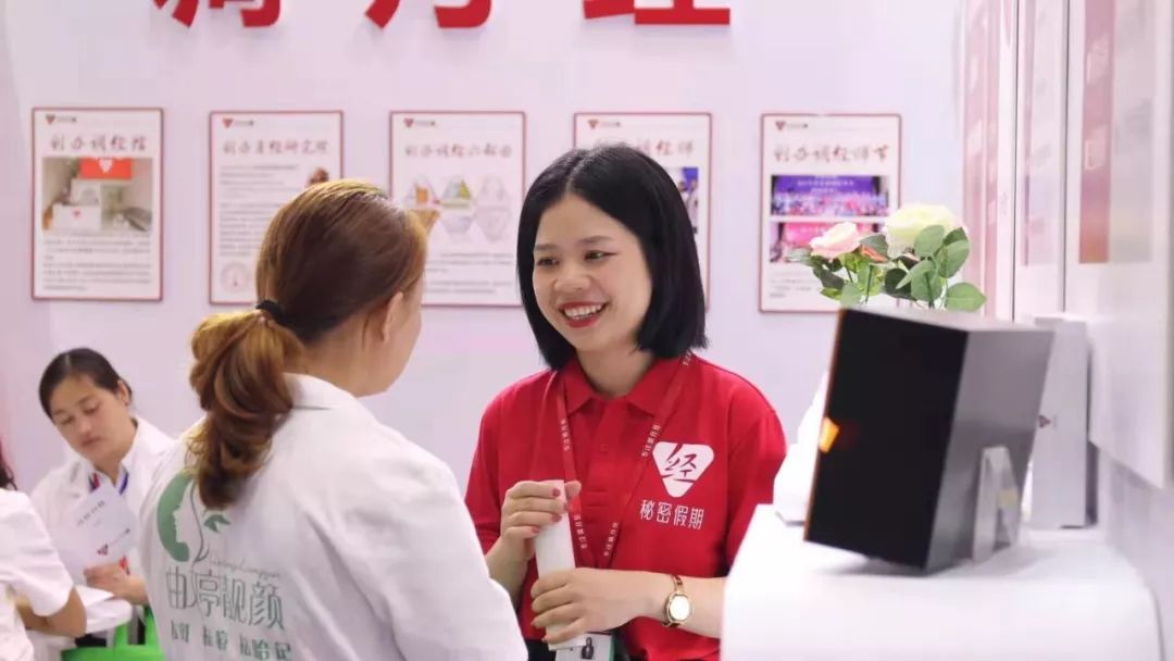 秘密假期家人们为客户讲解项目.jpg