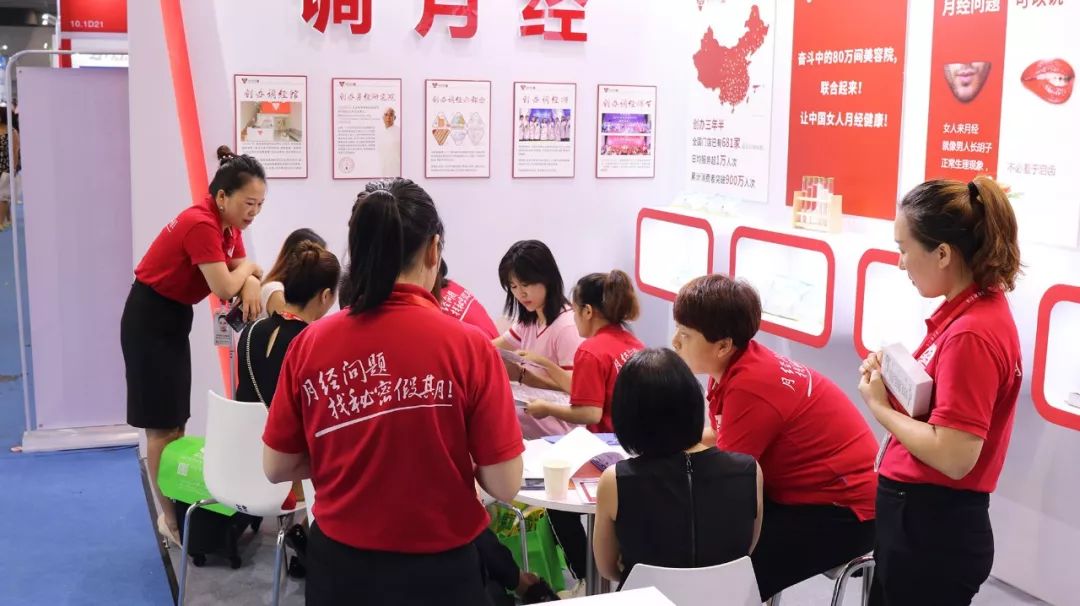 秘密假期家人们为顾客讲解项目.jpg