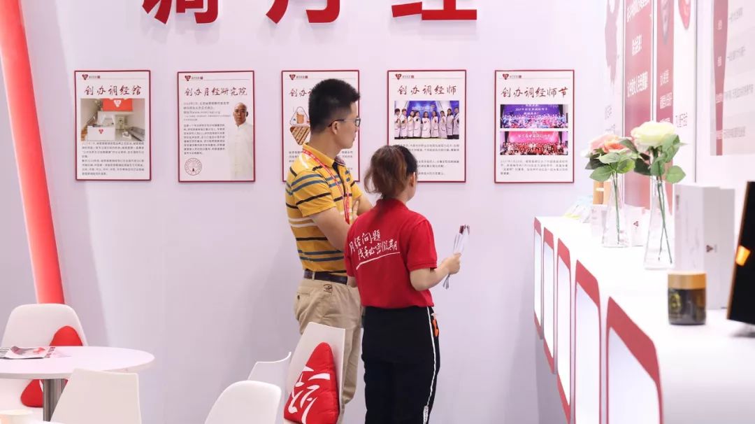 秘密假期家人们为顾客讲解项目.jpg