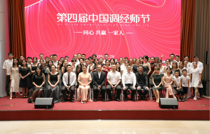 秘密假期全体家人合影.jpg
